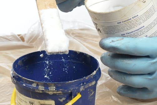 Reikien ja halkeamien paikkaamiseen tarkoitettuun epoksiliimaan lisätään valkoista saostusjauhetta Epoksiliimaan lisätään saostusjauhetta